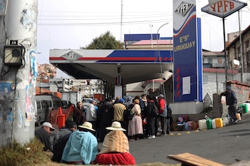 Filas kilométricas para comprar gasolina por los bloqueos en Bolivia