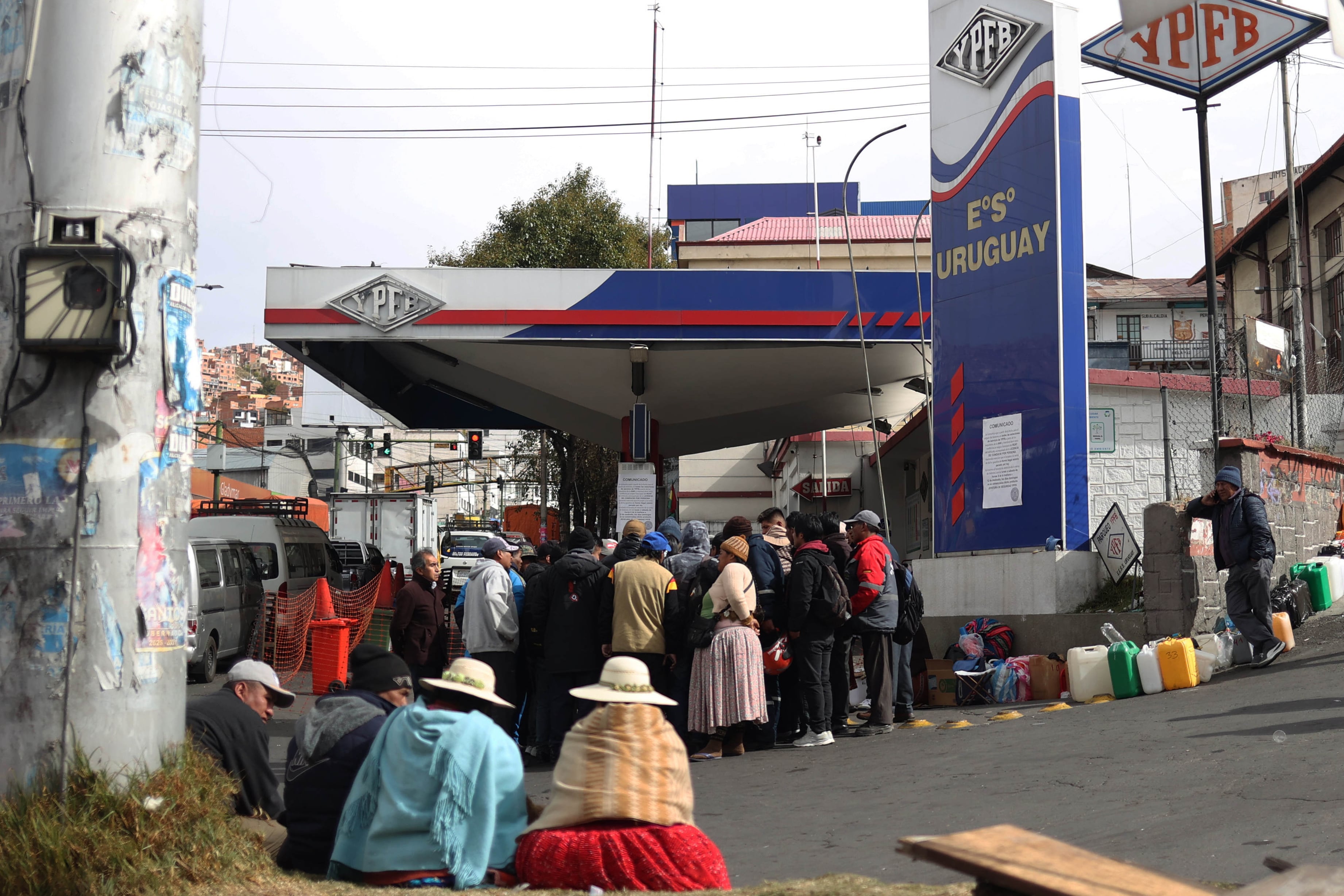 AME035. LA PAZ (BOLIVIA), 09/06/2026.- Personas esperan para comprar combustible este martes, en La Paz (Bolivia). La escasez de combustible ha provocado filas de kilómetros con conductores que duermen en sus vehículos por días improvisando carpas ante las seis semanas que llevan los bloqueos de carreteras que piden la renuncia del presidente Rodrigo Paz en Bolivia. EFE/Luis Gandarillas