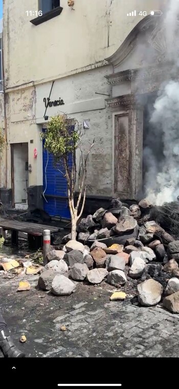 Restos de llantas y objetos