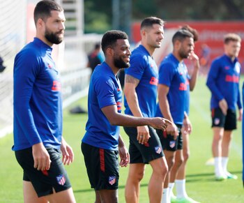 El defensa brasileño del Atlético de Madrid, Renan Lodi (2i) durante el entrenamiento del conjunto en la Ciudad Deportiva Wanda este jueves antes de su encuentro de la jornada 32 de LaLiga Santander ante el Alavés. EFE/Alex Marín /Atlético de Madrid