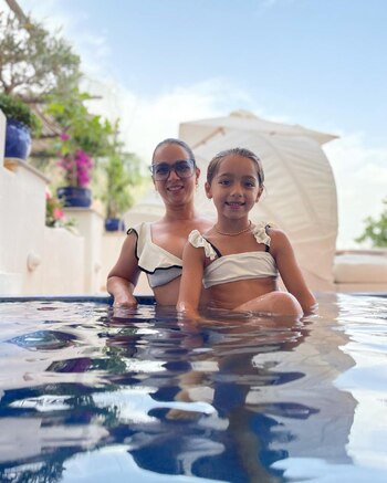 Adamari López disfruta sus vacaciones en compañia de su hija