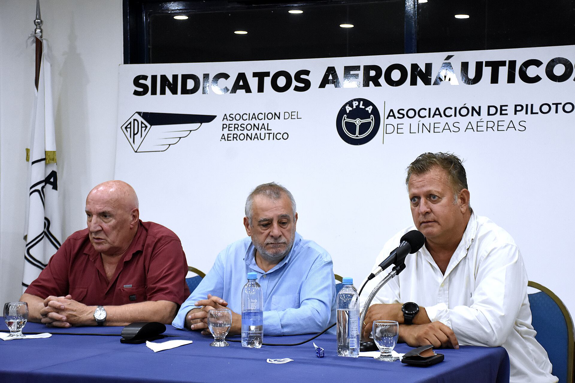 Pablo Biró, titular de los pilotos de APLA (derecha), junto a otros sindicalistas del sector (Foto: Nicolás Stulberg)