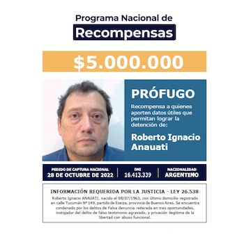 Un cartel azul y naranja del Programa Nacional de Recompensas con la foto de un hombre, Roberto Ignacio Anauati, y una recompensa de $5.000.000