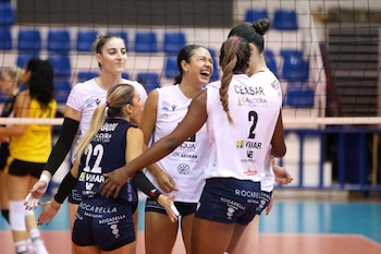 Yadhira Anchante celebrando junto a sus compañeras en triunfo de A.O Thiras.