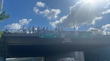 El colectivo Guerreros Buscadores colgó lonas en puentes vehiculares previo al partido México vs. Corea del Sur. (Foto: Especial)