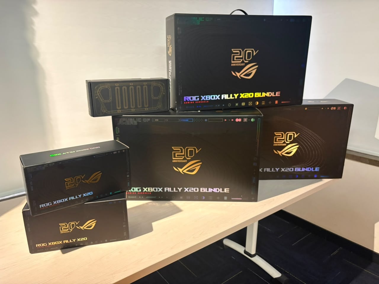 ASUS comercializará el equipo por separado y en una versión que suma accesorios. (Infobae )