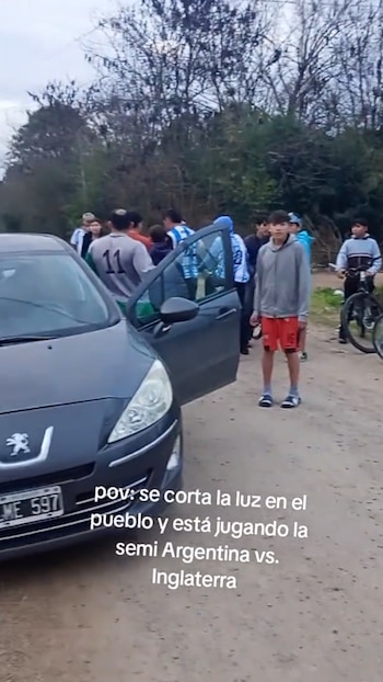 En Marcos Paz se cortó la luz durante el partido y lo tuvieron que salir a ver a televisores de comercios y por la radio