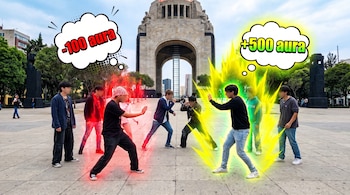 Jóvenes en la explanada del Monumento a la Revolución con auras de colores editadas y viñetas de texto que dicen -100 aura y +500 aura.