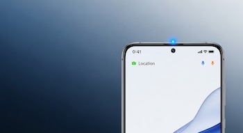 Vista frontal de un teléfono Xiaomi sobre fondo degradado azul y gris, mostrando en la pantalla indicadores de ubicación (azul), cámara (verde) y micrófono (naranja).