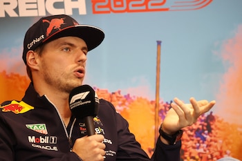 Max Verstappen aplaudió que Hamilton haya aprendido a "tomar el vértice" en la curva de Copse en Gran Bretaña (Foto: REUTERS/Florion Goga)