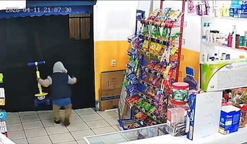 Una cámara de vigilancia en una tienda registró a un niño, de entre 9 y 11 años, robando un patinete en San del Río.