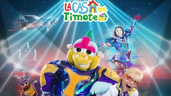 Mascota Timoteo, tres personas con trajes futuristas, título La Casa de Timoteo, nave espacial, acróbatas en cuerda floja y luces láser en un fondo estrellado