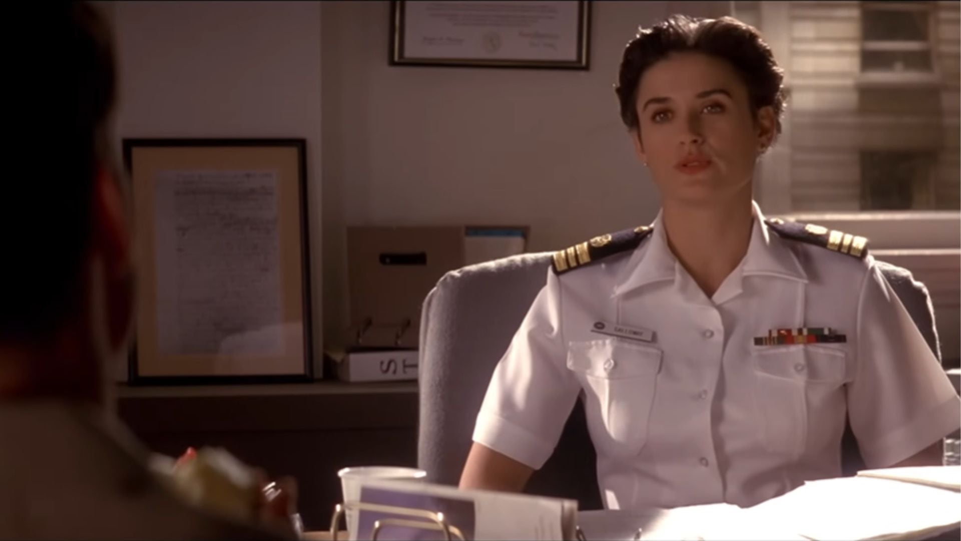 Demi Moore y Kevin Bacon también formaron parte del filme, que se consolidó como un referente del drama judicial en Hollywood (foto: IMDb)