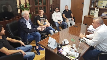 César Luis Menotti junto a Claudio Tapia y el cuerpo técnico de la selección argentina que encabeza Lionel Scaloni (@afa)