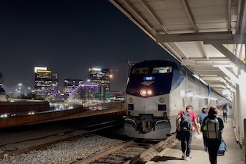 Muchos viajeros priorizan el tren por ser una alternativa económica frente a los precios elevados del combustible y las tarifas aéreas (Foto AP/Bill Barrow)