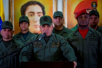 En la imagen, el ministro