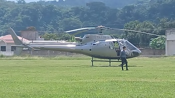 La CONRED informó que el cuerpo de la tercera víctima y el de un integrante de la Brigada Humanitaria y de Rescate del Ejército de Guatemala serán llevados por vía terrestre hasta Unión Victoria. (Cortesía: Dirección General de Aeronáutica Civil de Guatemala)