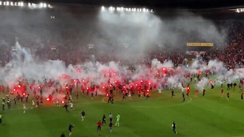El ataque con bengalas contra los jugadores y la hinchada rival en el final de un clásico en Europa que recorre el mundo