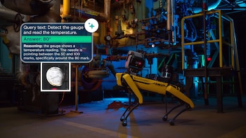 Robot Boston Dynamics Spot amarillo y negro en un entorno industrial oscuro con tuberías y equipos. Una superposición digital muestra la lectura de un medidor de temperatura