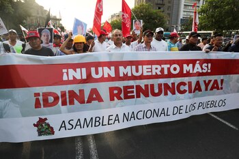 Manifestantes piden la renuncia de Dina Boluarte y el referéndum para una Asamblea Constituyente.