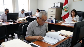 Trabajadores del sector público podrán seguir laborando después de los 70 años: estas son las condiciones