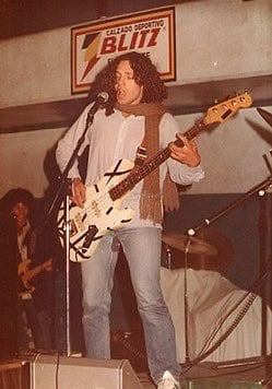 Un jovencísimo Ricardo Iorio, a los 16 años, en la época de Alarma Rock, con su Faim Jazz blanco (@rutadelrockoficial)