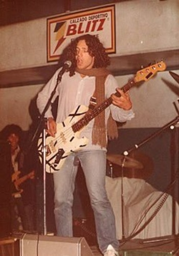Un jovencísimo Ricardo Iorio, a los 16 años, en la época de Alarma Rock, con su Faim Jazz blanco