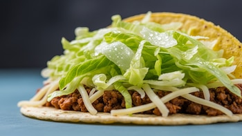 Una famosa cadena de comida mexicana retira la lechuga en Estados Unidos tras un brote de ciclosporiasis con más de 1.600 casos confirmados