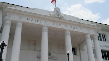 Evacúan a pacientes de la antigua sala de Maternidad del Hospital Santo Tomás, en ciudad de Panamá, afectada por el sismo