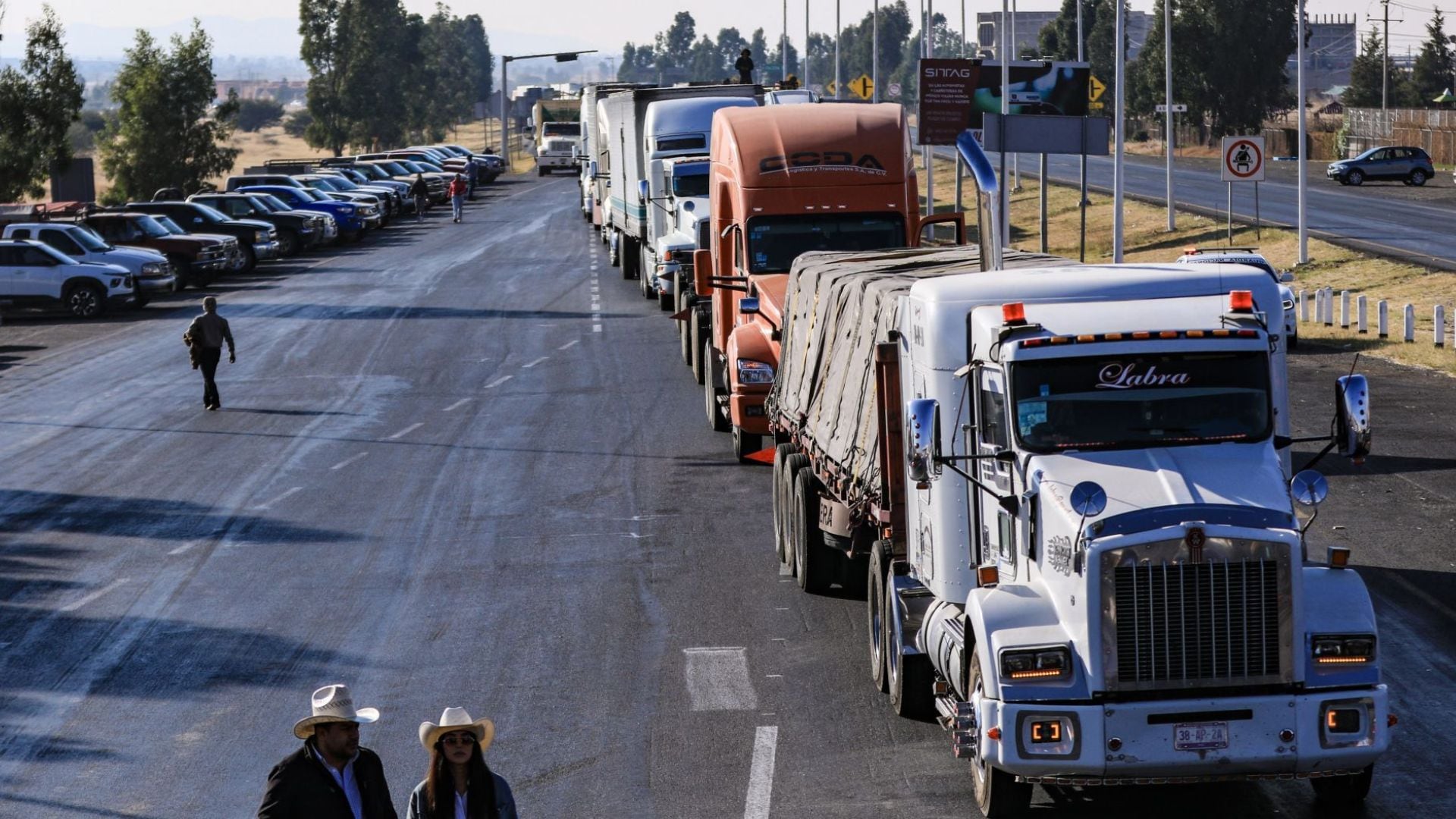 Levantan bloqueos: transportistas y campesinos llegan a acuerdo con la Segob - Infobae