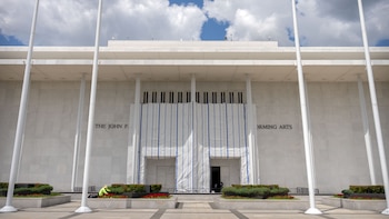 La administración Trump defiende restaurar su nombre en el Kennedy Center y advierte sobre una demolición