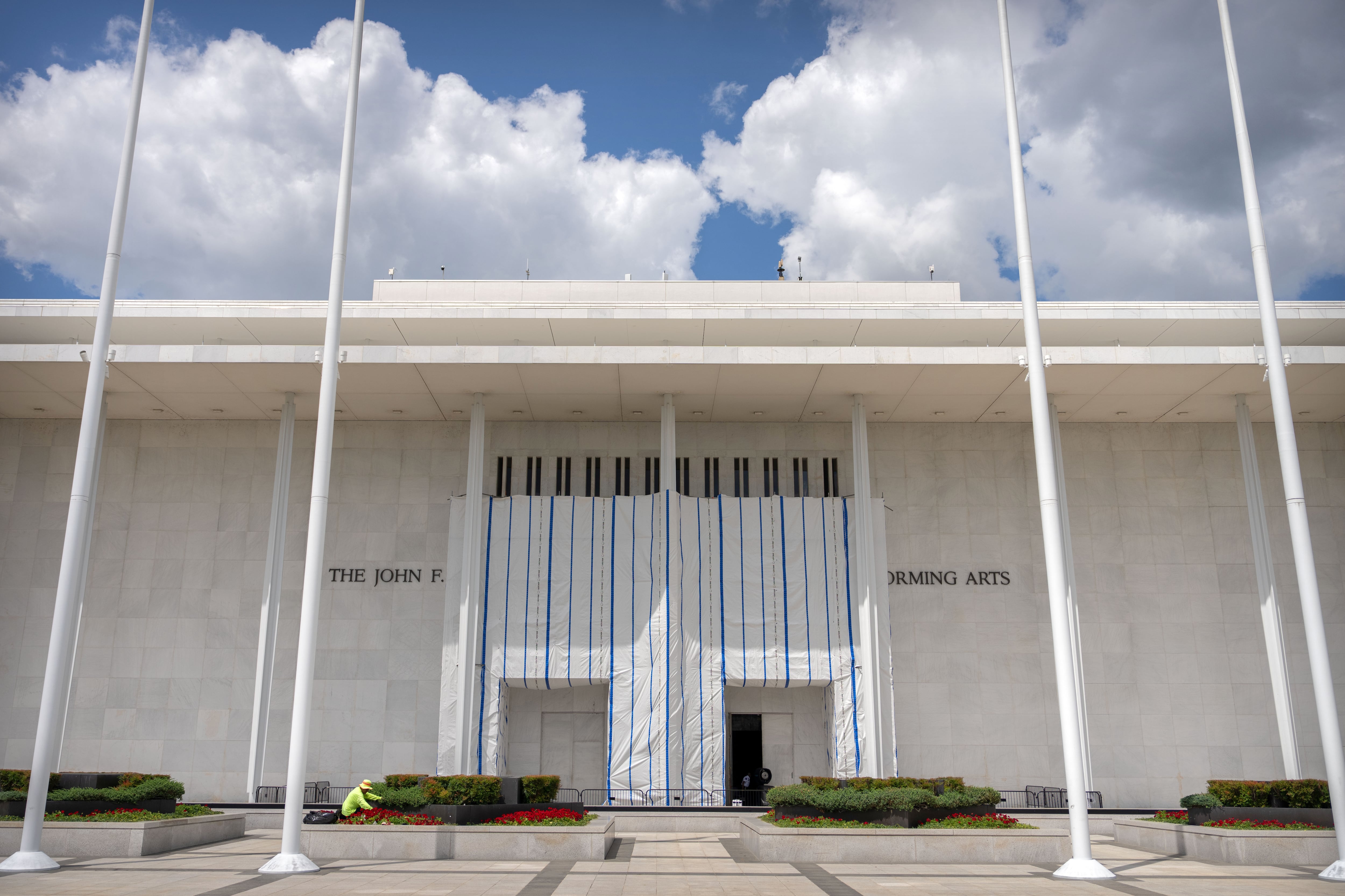 La disputa por el Kennedy Center se agravó cuando la junta aprobó la inscripción con el nombre de Donald Trump en la fachada y el cambio de nombre del entorno a Plaza Presidente Donald J. Trump. (Foto AP/Mark Schiefelbein)