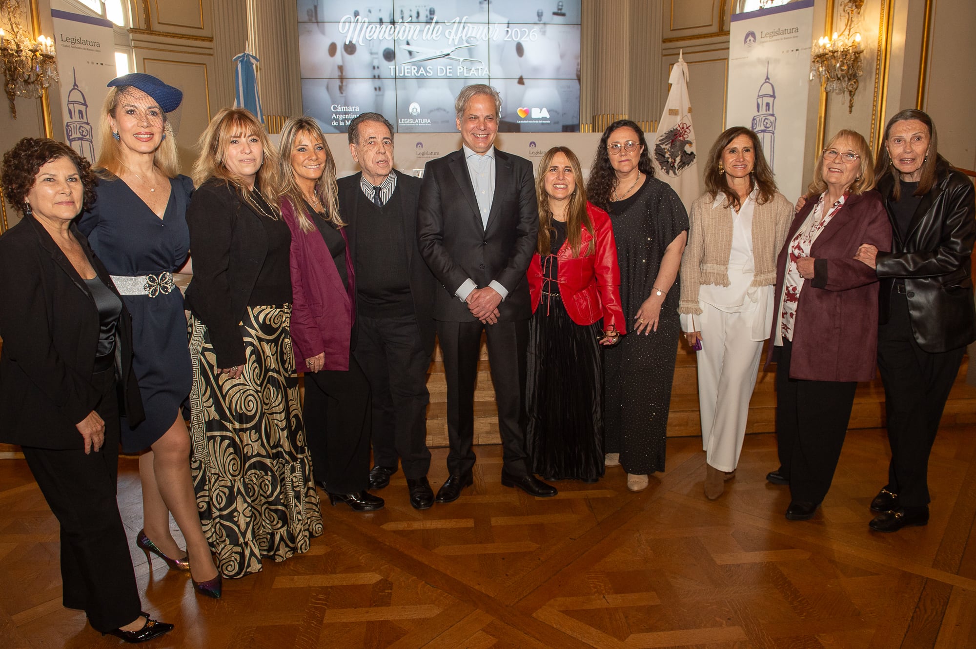 Daniela Blanco junto a autoridades de la Cámara Argentina de la Moda y otros distinguidos durante la entrega