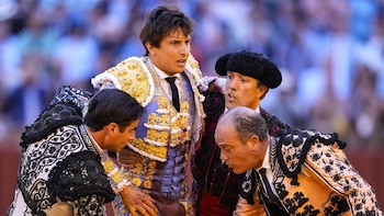 Los grandes apoyos de Roca Rey en su momento más duro tras sufrir una cornada: de sus padres a su novia, Tana Rivera