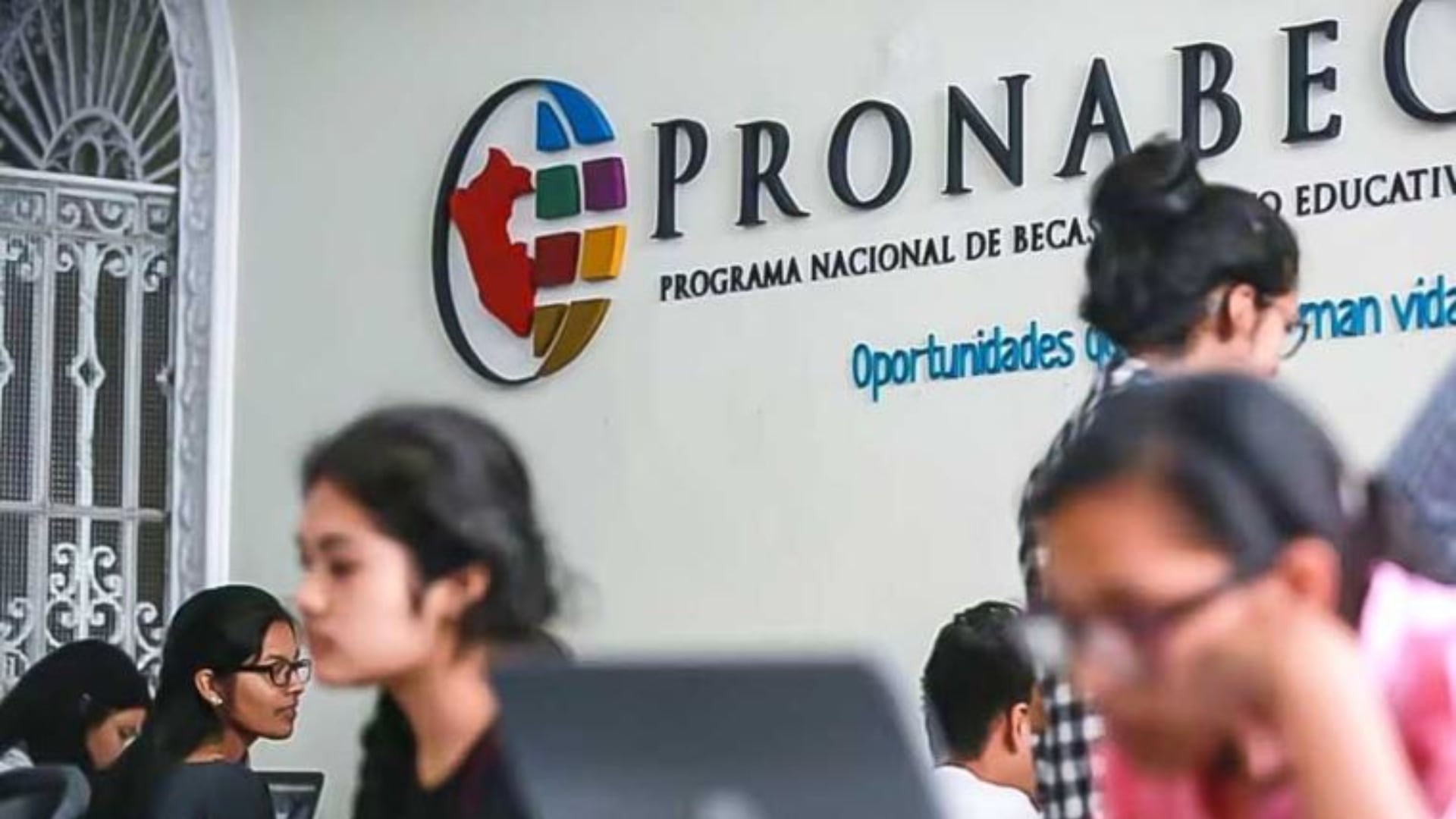 Pronabec refuerza exigencias ante baja tasa de retorno de becarios| Andina