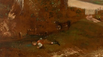 Una pintura al óleo enmarcada en oro muestra un paisaje campestre con árboles altos, un camino serpenteante, campos distantes y un cielo nublado