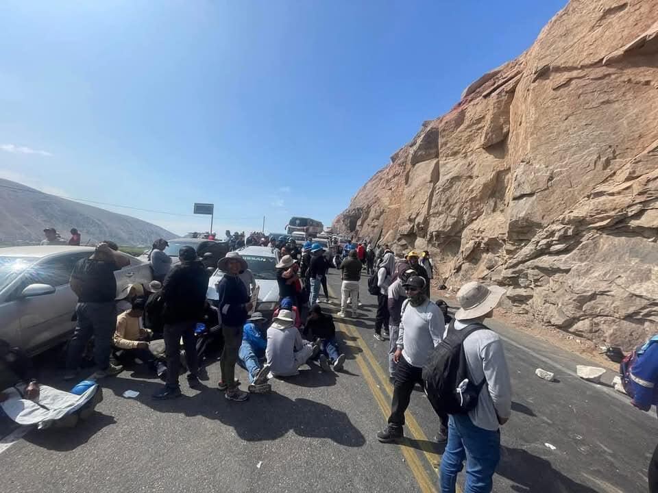 Paro de mineros informales en Arequipa bloquea varios kilómetros de la Panamericana Sur, a la altura del Puente Ocoña