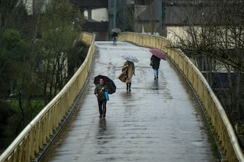 Varias personas se protegen de