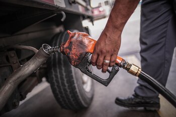 Un empleado suministra combustible a