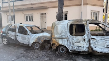 Denuncian que hay un quemacoches en La Plata: le prendieron fuego el auto que le regaló su padre
