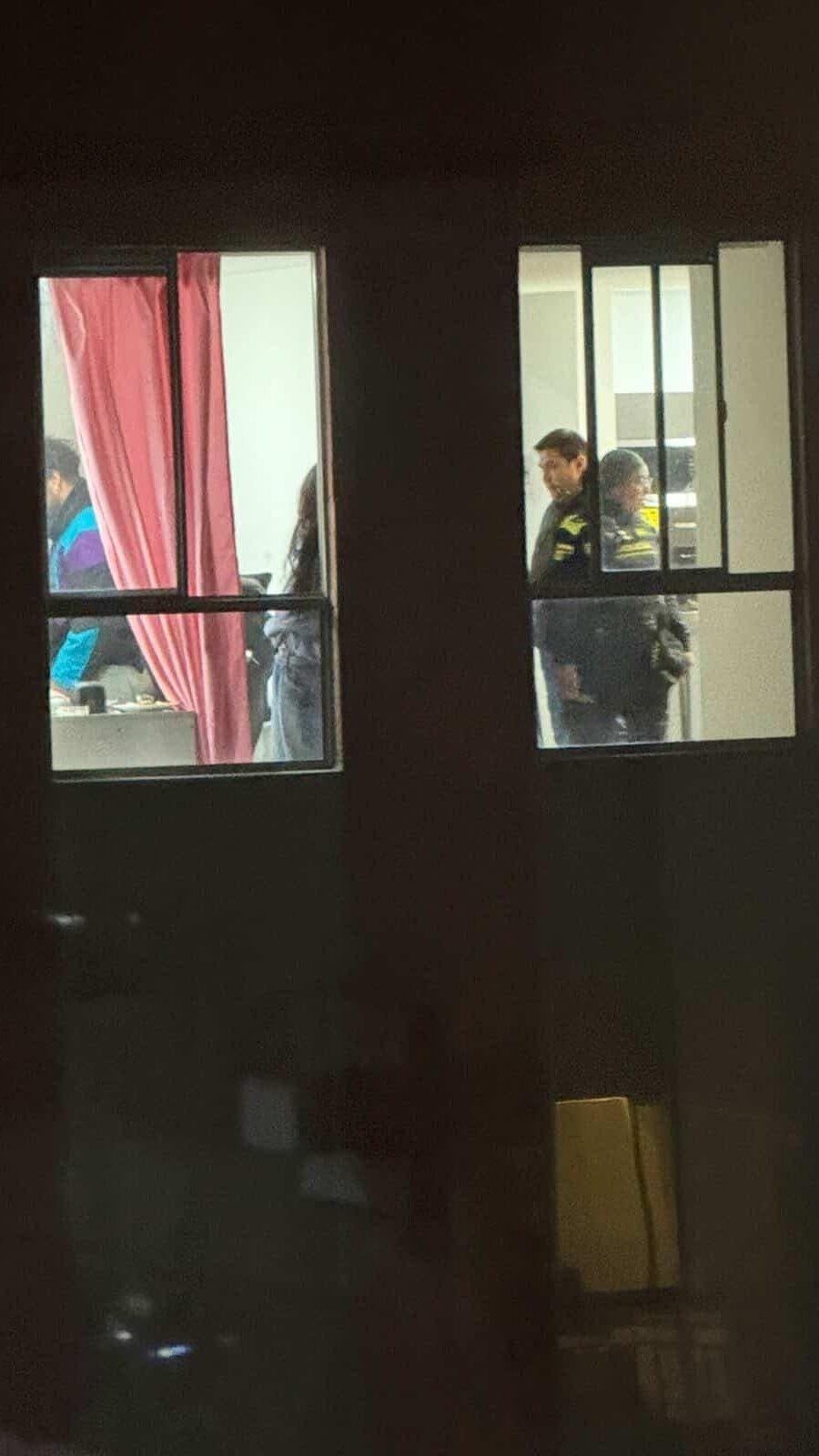 El barrio Recodo en Fontibón fue escenario de un nuevo caso de violencia intrafamiliar registrado en video por vecinos - crédito @PasaenBogotá/X