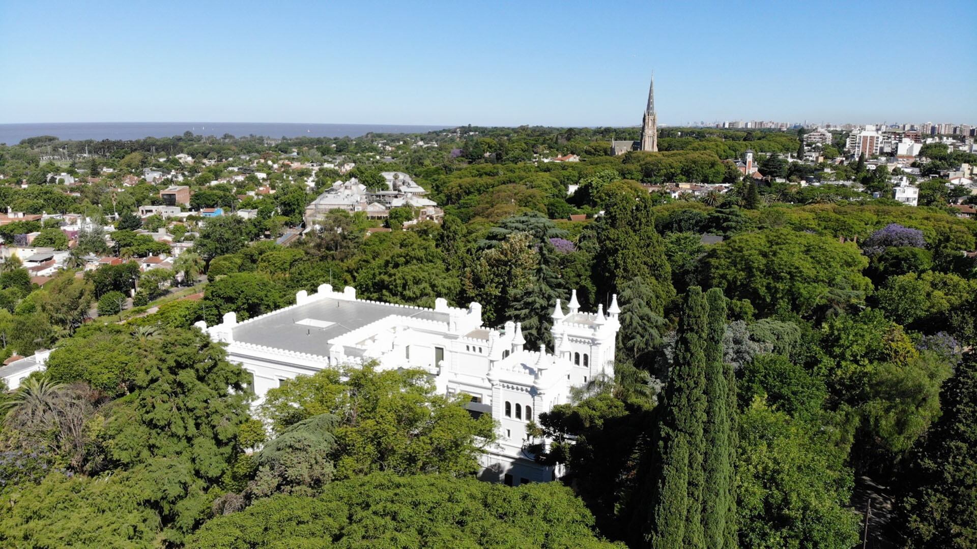 Vista aérea de la casa señorial y su amplio parque
