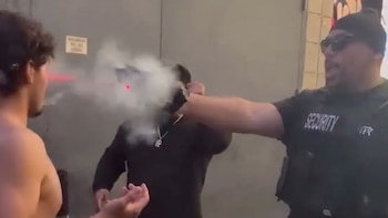 Video insólito: detienen a un guardia de seguridad por disparar con una pistola Taser en la cara de un hombre