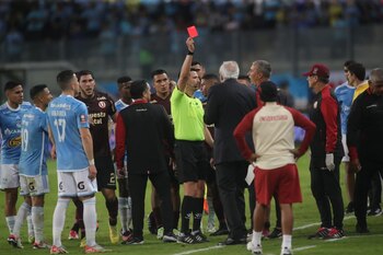 Kevin Ortega mostrándole la tarjeta