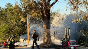 Un conductor murió después de que su Tesla chocara contra un poste de luz y se incendiara en una carretera de California