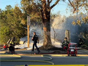 Un conductor murió en San Mateo, California, después de que su Tesla chocara contra un poste de luz y se incendiara