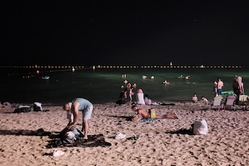 Los reflectores iluminan la playa