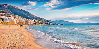 La alerta de Estados Unidos identifica sitios turísticos y lugares concurridos en Tirana como posibles objetivos de ataques (The Pinnacle List)