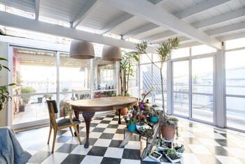 Con galería cerrada y salida