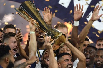 Jugadores de Estados Unidos alzan